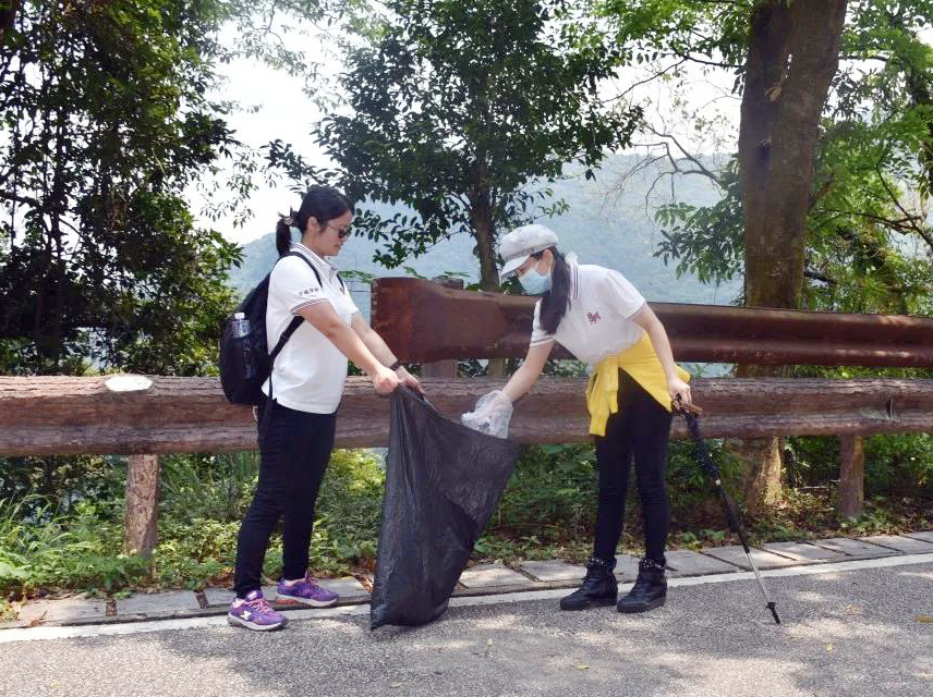 北京市百瑞（深圳）律师事务所在梧桐山举行党建捡拾垃圾的公益活动。